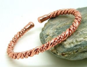 A lovely delicate design made from light twists of copper laced together. The lace ends in two copper-tab ends which are fitted with rare earth magnets